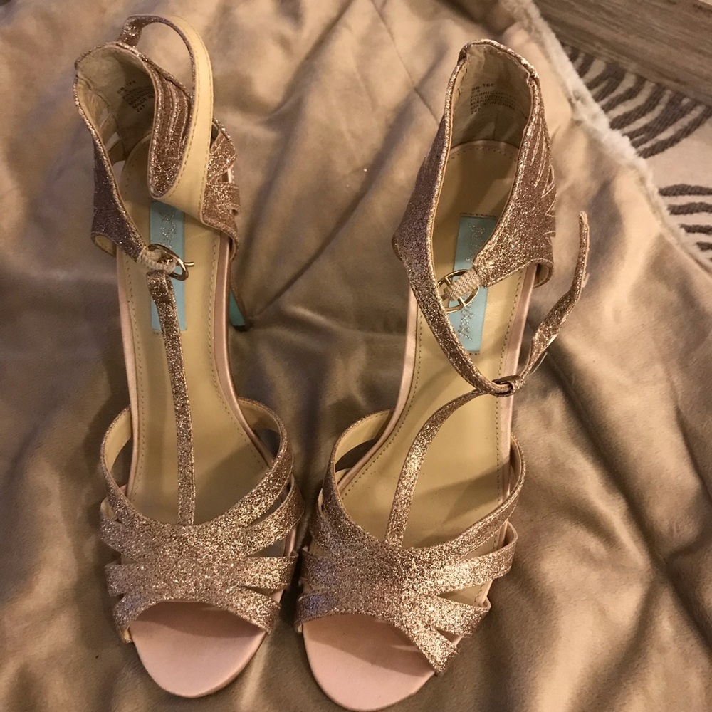 Betsy Johnson Rose gold tee sandal